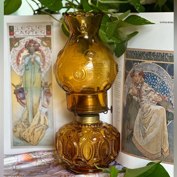 Vintage LE Smith Moon and Stars Amber Glass Oil Lamp - Picture 3 of 17